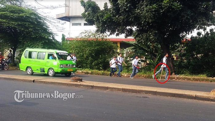 Tenteng Bambu, Sekelompok Pelajar SMA Dikejar Warga di Jalan Raya Jakarta-Bogor