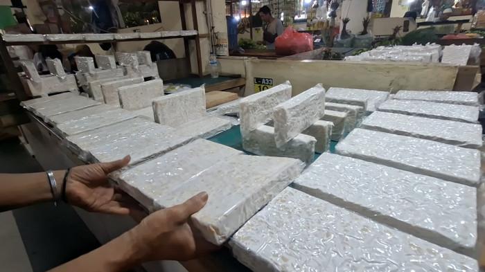 HARGA TEMPE - Tempe di Pasar Jambu Dua Kota Bogor. Pedagang dibuat pusing dengan kenaikan harga kedelai di tengah melemahnya Rupiah, Rabu (20/5/2026).