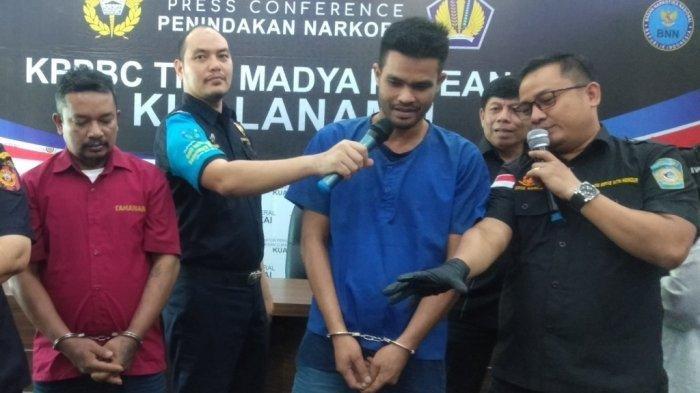 Terancam Hukumanan Mati, Tersangka Penyelundup Sabu Ini Malah Tertawa