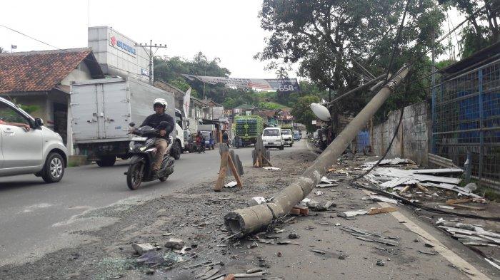 Tiang PJU Di Jalan Raya Ciawi-Sukabumi Nyangkut Di Kabel Telkom, Diduga Tertabrak Truk