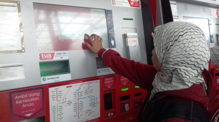 Baru Dioperasikan, Penumpang di Stasiun Bogor Masih Bingung Gunakan Mesin Pembelian Tiket Otomatis