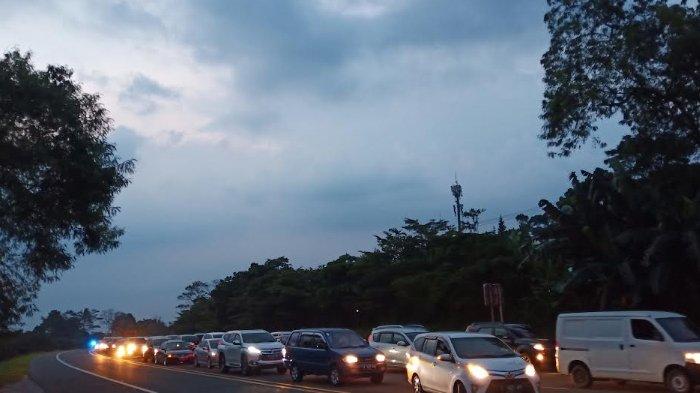 Jalur Puncak Dibuka 2 Arah, Kawasan Simpang Gadog Dipadati Kendaraan