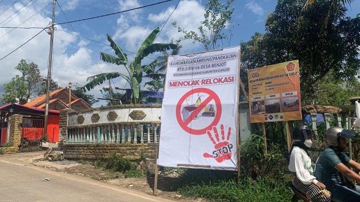Tak Ada Informasi Kejelasan Dari Pemerintah, Korban Gempa Cianjur Pasang Banner Penolakan Relokasi