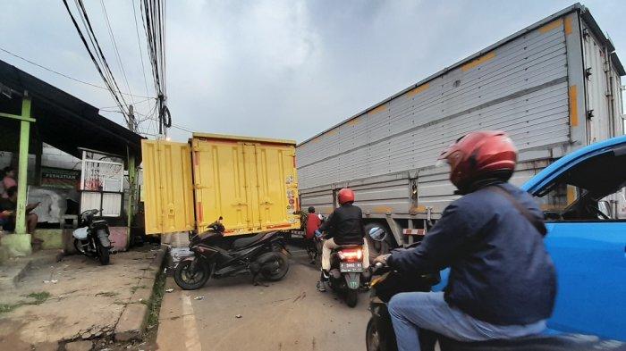 Truk Box Bermasalah, Jalan Raya Kemang Bogor Sore Ini Macet Panjang