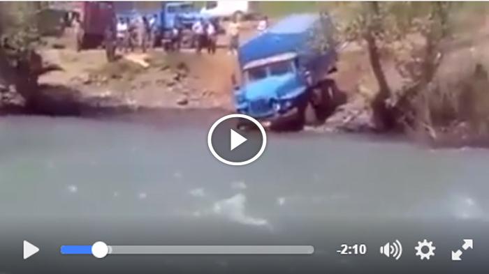 Menegangkan ! Sopir Truk Ini Nekat Seberangi Sungai, Gimana Nasibnya? Tonton Videonya