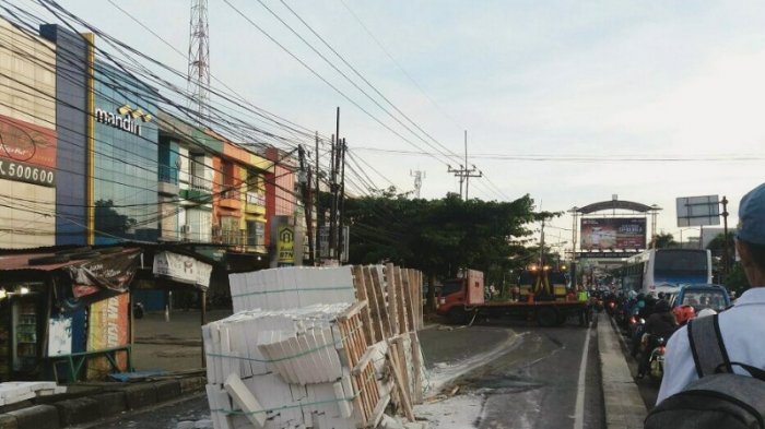 Sopir Ngantuk, Truk Bermuatan Batako Terguling Di Tengah Jalan