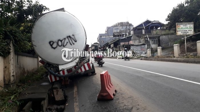 Dua Hari Masuk Saluran Air, Truk di Jalan Raya Bogor-Sukabumi Ini Dibiarkan Miring di Jalan