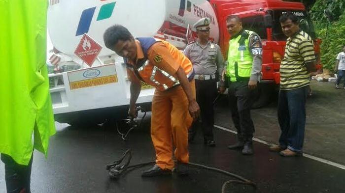 Truk BBM Pertamina Oleng, Tabrak Angkot dan Dua Motor di Jalur Puncak Bogor