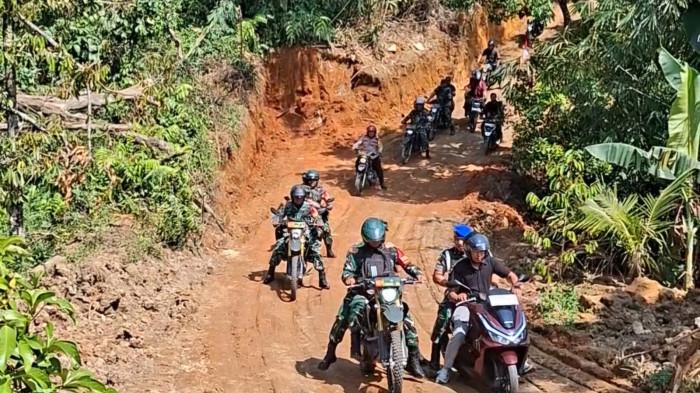 PROGRAM TMMD CIGUDEG - Uji coba jalur yang dibuka melalui program TMMD ke-128 yang menghubungkan Desa Banyu Asih dengan Desa Tegallega di Kecamatan Cigudeg, Kabupaten Bogor, Kamis (21/5/2026).