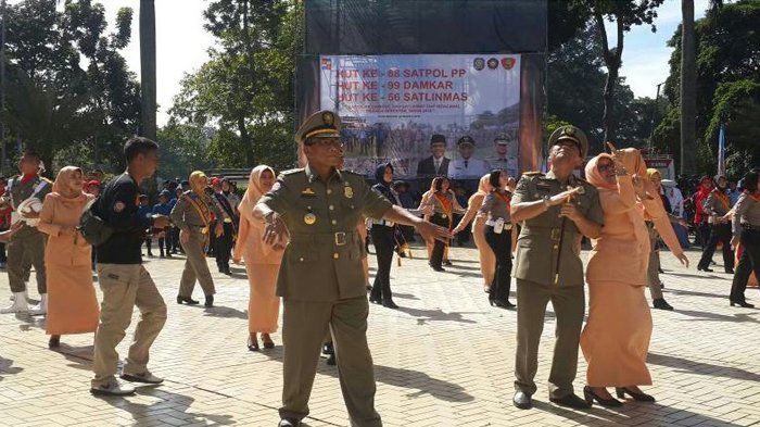 Rayakan Ultah Satpol PP, Plt Wali Kota Bogor Usmar Hariman Joged Dangdut Jaran Goyang