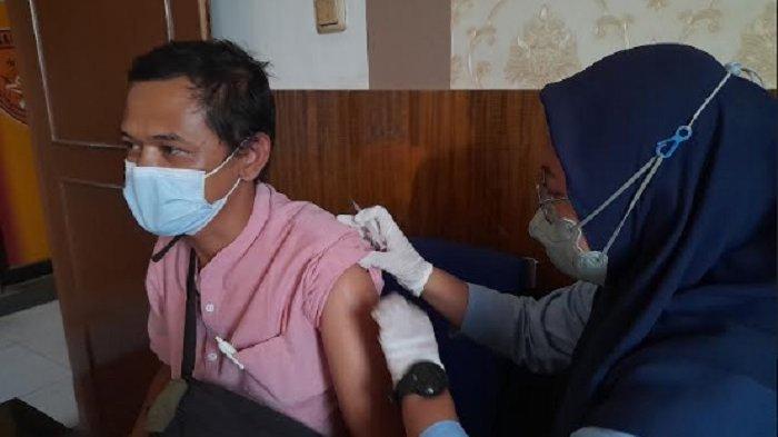 Gerai Vaksinasi Covid-19 24 Jam di Polsek Gunungputri Diserbu Warga