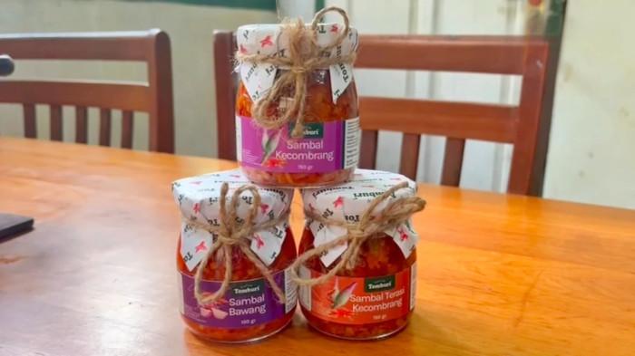 UMKM BOGOR - Tiga varian sambal Dapur Tomburi menjadi primadona, di antaranya Sambal Bawang, Sambal Kecombrang, dan Sambal Terasi Kecombrang.