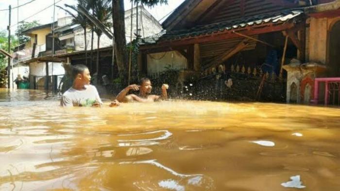 Sungai Cikeas Meluap, Perumahan Vila Nusa Indah Gunungputri Dikepung Banjir