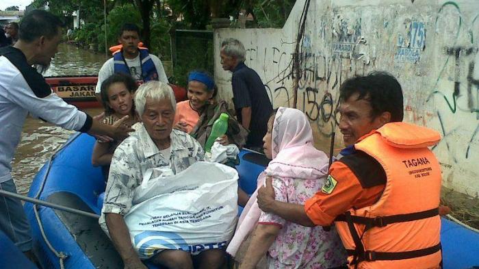 Villa Nusa Indah Terendam Banjir Luapan Sungai Cikeas, Warga Tetap Bertahan di Rumah