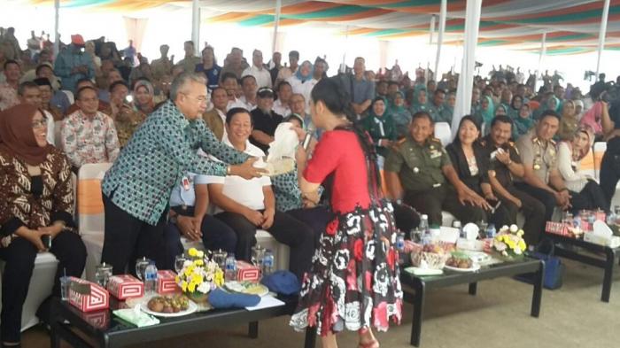 Vina Panduwinata Berkeringat, Pejabat Daerah Ini Ambilkan Tisu, Lalu Penonton Bersorak
