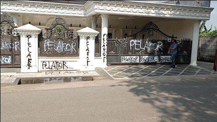 Terkuak Identitas Wanita Diduga Pelakor yang Rumahnya Dicoret-coret, Anak Istri Sah Buka Suara