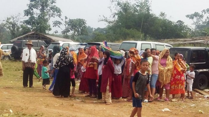 Tak Kunjung Datang, Warga Tunggu Kapolda Jabar Sambil Handukan