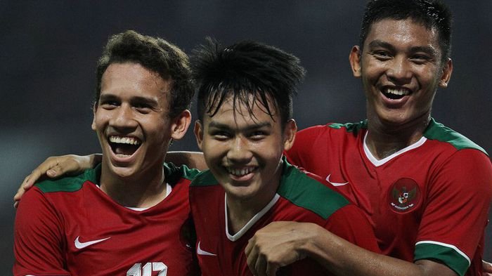 Egy Maulana Vikri, Witan Sulaeman, dan M Rafli - merayakan gol pertama timnas U-19 Indonesia ke gawang Thailand pada laga persahabatan di Stadion Wibawa Mukti, Minggu (8/10/2017).