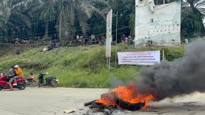 Aksi-unjuk-rasa-masyarakat-di-wilayah-Kecamatan-Cigudeg-Kabupaten-Bogor-memprotes-kebij.jpg