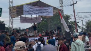 Aksi-unjuk-rasa-memprotes-kebijakan-Gubernur-Jawa-Barat-Dedi-Mulyadi.jpg