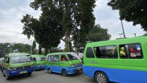 Angkot-kembali-mengetem-di-Alun-Alun-Kota-Bogor-membuat-kemacetan.jpg