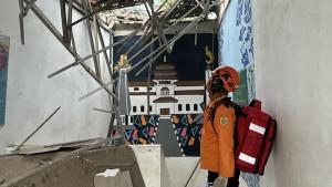 bogor/Atap-SMKN-1-Cileungsi-Kecamatan-Cileungsi-Kabupaten-Bogor-ambruk-akibatkan-31.jpg