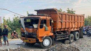 BREAKING-NEWS-Ibu-dan-Anak-Tewas-Tertimpa-Truk-Tambang-di-Parungpanjang.jpg