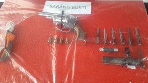 Barang-bukti-satu-pucuk-senjata-api.jpg
