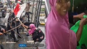 Beda-Sikap-Ibu-Kerudung-Pink-di-Depan-DPR-dengan-di-Rumah-Garang-Saat-Demo.jpg