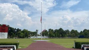 Bendera-merah-putih-berkibar-setengah-tiang-di-Lapangan-Tegar-Beriman-Kecamatan-Cibinong-Ka.jpg