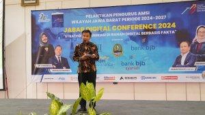 Bey-Machmudin-saat-menghadiri-pelantikan-pengurus-Asosiasi-Media-Siber-Indonesia.jpg