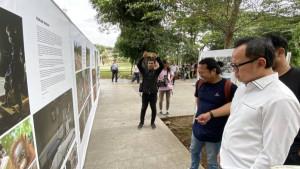Bima-Arya-melihat-pameran-foto-satu-dekade.jpg