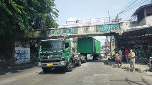 Boks-kontainer-tersangkut-di-Jembatan-Talang.jpg