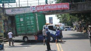Boks-truk-kontainer-yang-tersangkut-di-Jembatan-Talang-BOGOR.jpg