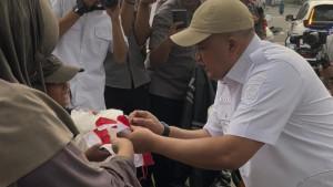 Bupati-Bogor-Rudy-Susmanto-membagikan-Bendera-Merah-Putih-kepada-masyaraka.jpg