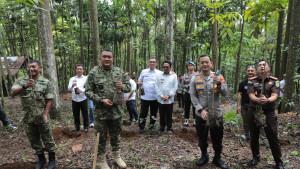 Bupati-Bogor-Rudy-Susmanto-penanaman-pohon.jpg