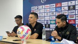 Carlos-Pena-tengah-dalam-konferensi-pers-usai-pe.jpg