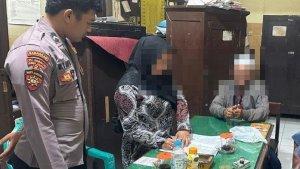 DIGEREBEK-SELINGKUH-HS-Kerudung-hitam-dan-JD-Kopyah-putih-saat-difasilitasi.jpg