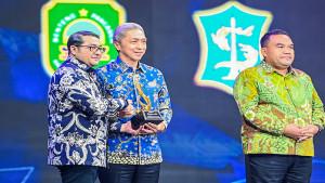 Dedie-Rachim-dapat-piala.jpg
