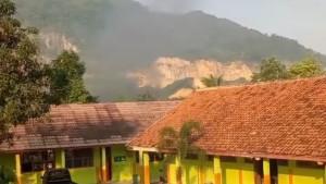 Dok-Smpn-1-Ciampea-Asap-pembakaran-ban-di-tambang-batu-kapur-Desa-Ciampea-Kecama.jpg
