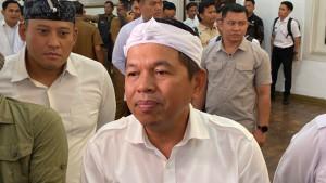 Gubernur-Jawa-Barat-Dedi-Mulyadi-atau-KDM-saat-dijumpai-di-Gedung-Bakorwil-Kota.jpg