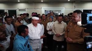 Gubernur-Jawa-Barat-Dedi-Mulyadi-saat-menemui-warga-terdampak-penutupan-operasio.jpg