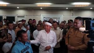 Gubernur-Jawa-Barat-menemui-warga-terdampak-penutupan-sementara-operasional-tambang-di-w.jpg