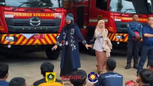 Guru-di-Cibinong-Kabupaten-Bogor-rayakan-ulanh-tahun-bareng-petugas-Damkar.jpg