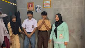 bogor/Haikal-dan-Haezar-pelajar-kakak-beradik-yang-harus-bergantian-menggunakan-seragam-pra.jpg