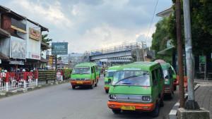 Halte-Biskita-Transpakuan-di-Jalan-Kapten-Muslihat-atau-Jembatan-Merah-Kota-Bogor-beru.jpg