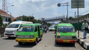 Ilustrasi-angkutan-kota-angkot-milik-Kota-Bogor-saat-berada-di-Jalan-Kapten-Muslihat-Kota-Bogor1.jpg