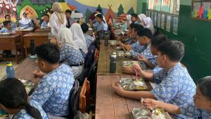 Ilustrasi-siswa-SD-di-Kabupaten-Bogor-diduga-keracunan-usai-menyantap-makan-bergi.jpg