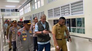 Irjen-Pol-Rudi-Setiawan-saat-menjenguk-korban-majelis-taklim.jpg