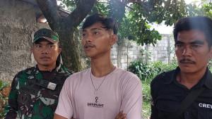 Irwan-tengah-didampingi-Babinsa-dan-RT-setempat-usai-pemakaman-di-Cibinong-Kabupa.jpg